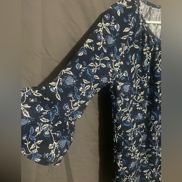 Michael’s Kors Bell Sleeve Floral Top sz M - Picture 2 of 6